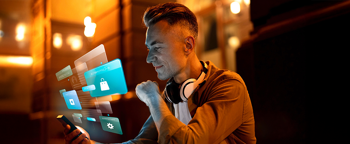 Man die smartphone gebruikt met digitale app-iconen die in de lucht zweven