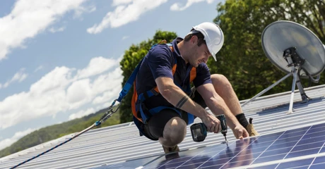 Man instaling solar panels 