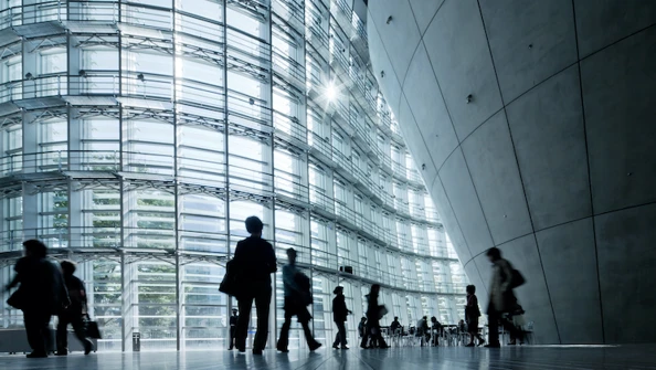Mensen in de grote glazen hal