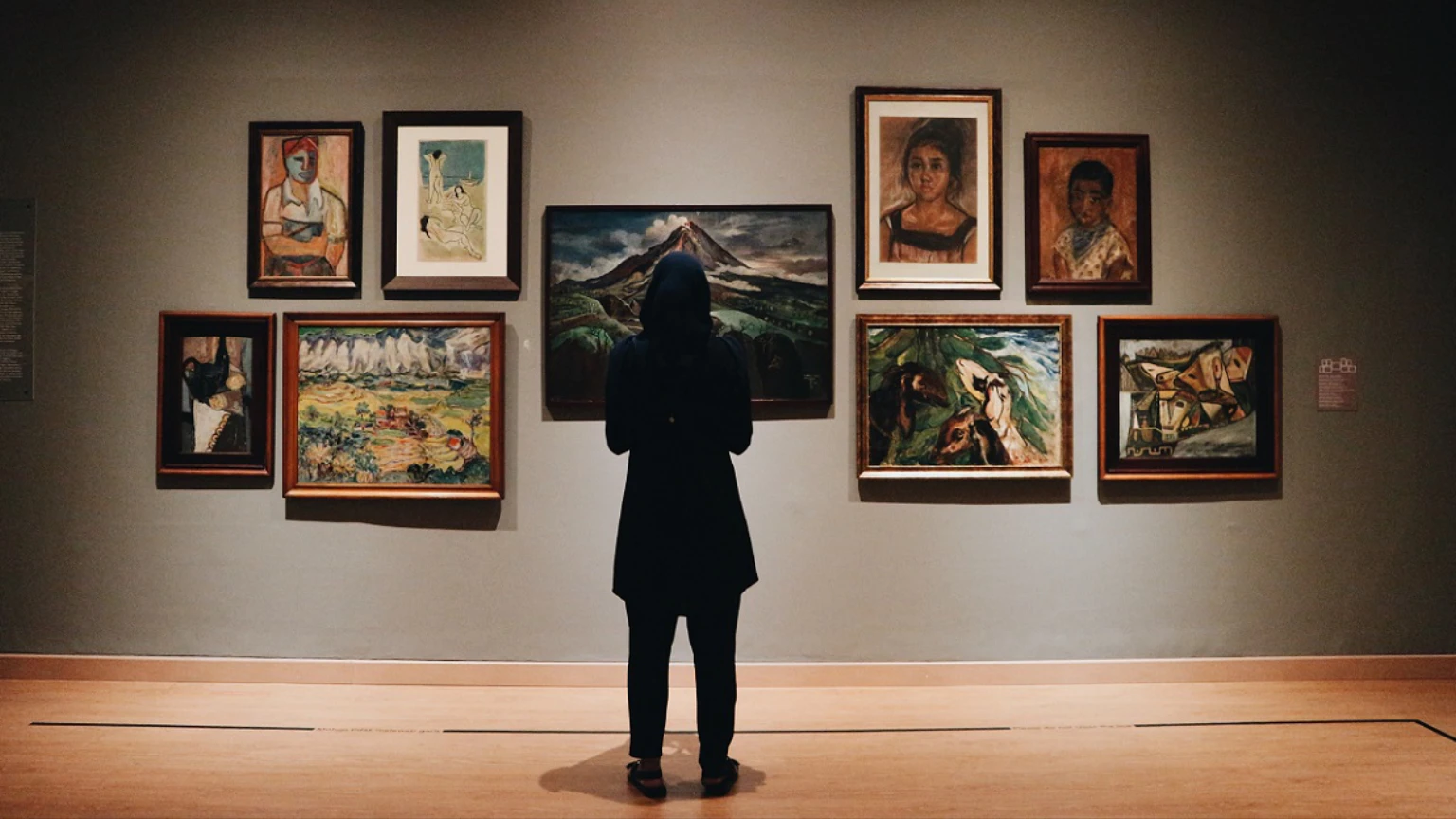 Frau in einer Galerie