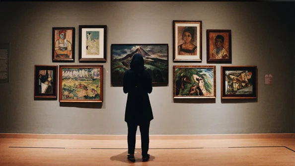 Vrouw in een galerie